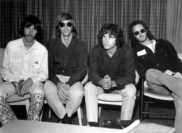 The Doors à l'aéroport d'Heathrow, Londres (de gauche à droite); le batteur John Densmore, le claviériste Ray Mansarek, le chanteur Jim Morrison (1943 - 1971) et le guitariste Robby Krieger. | Photo: Getty Images