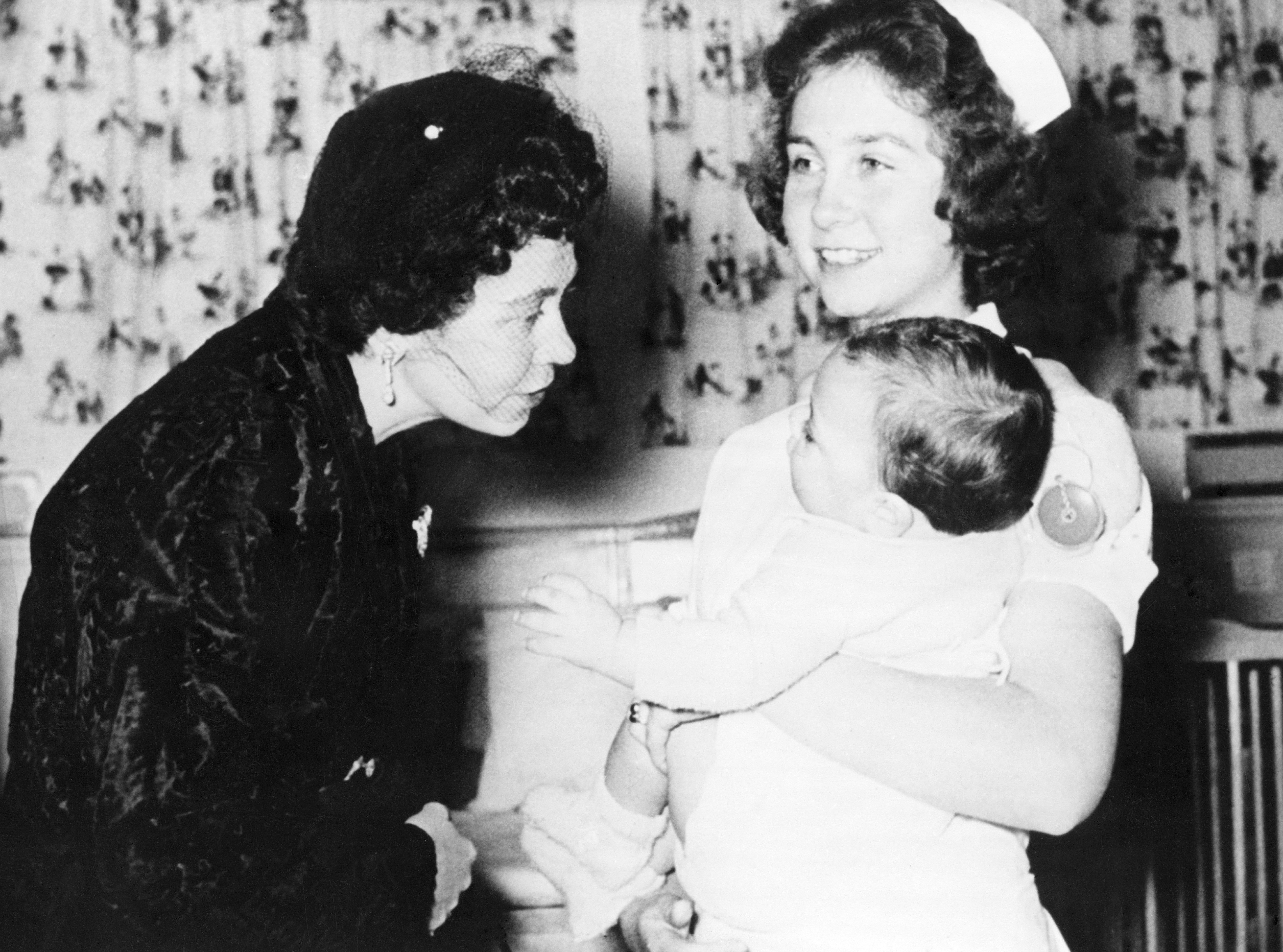 Federica de Grecia y su hija, la futura Doña Sofía de España, en Atenas en 1938. | Foto: Getty Images