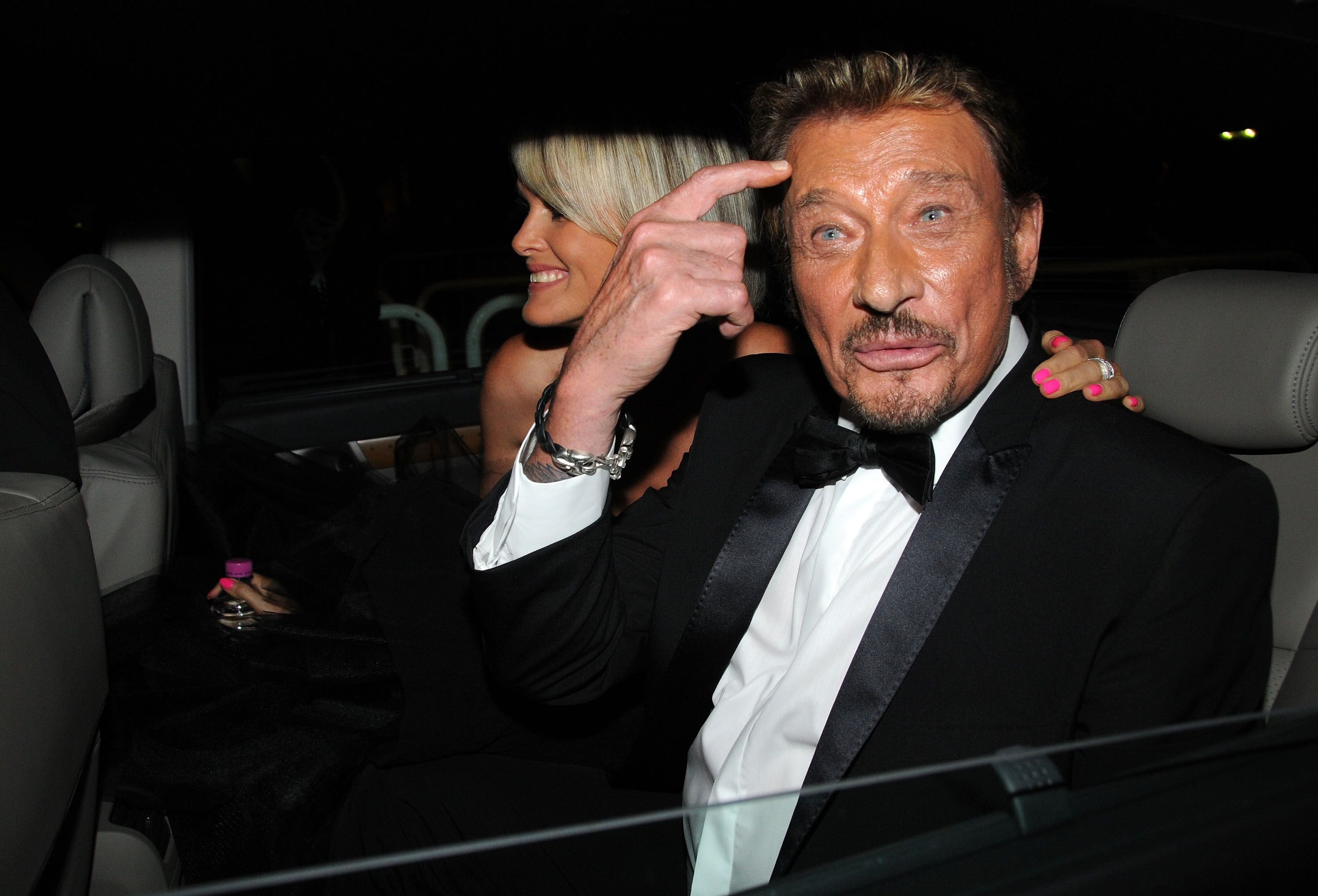 Johnny Hallyday et sa femme Laeticia Hallyday se rendant à la Vengeance Photocall au palais des festivals lors de la 62e édition du festival de film de Cannes le 17 mai 2009 à Cannes, France. | Photo : Getty Images Johnny Hallyday et sa femme Laeticia Hallyday se rendant à la Vengeance Photocall au palais des festivals lors de la 62e édition du festival de film de Cannes le 17 mai 2009 à Cannes, France. | Photo : Getty Images