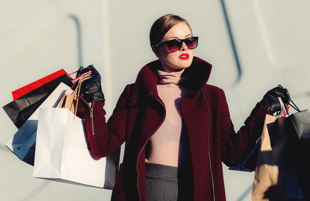 Mujer joven llevando varias bolsas de compras en sus manos. | Foto: Unsplash