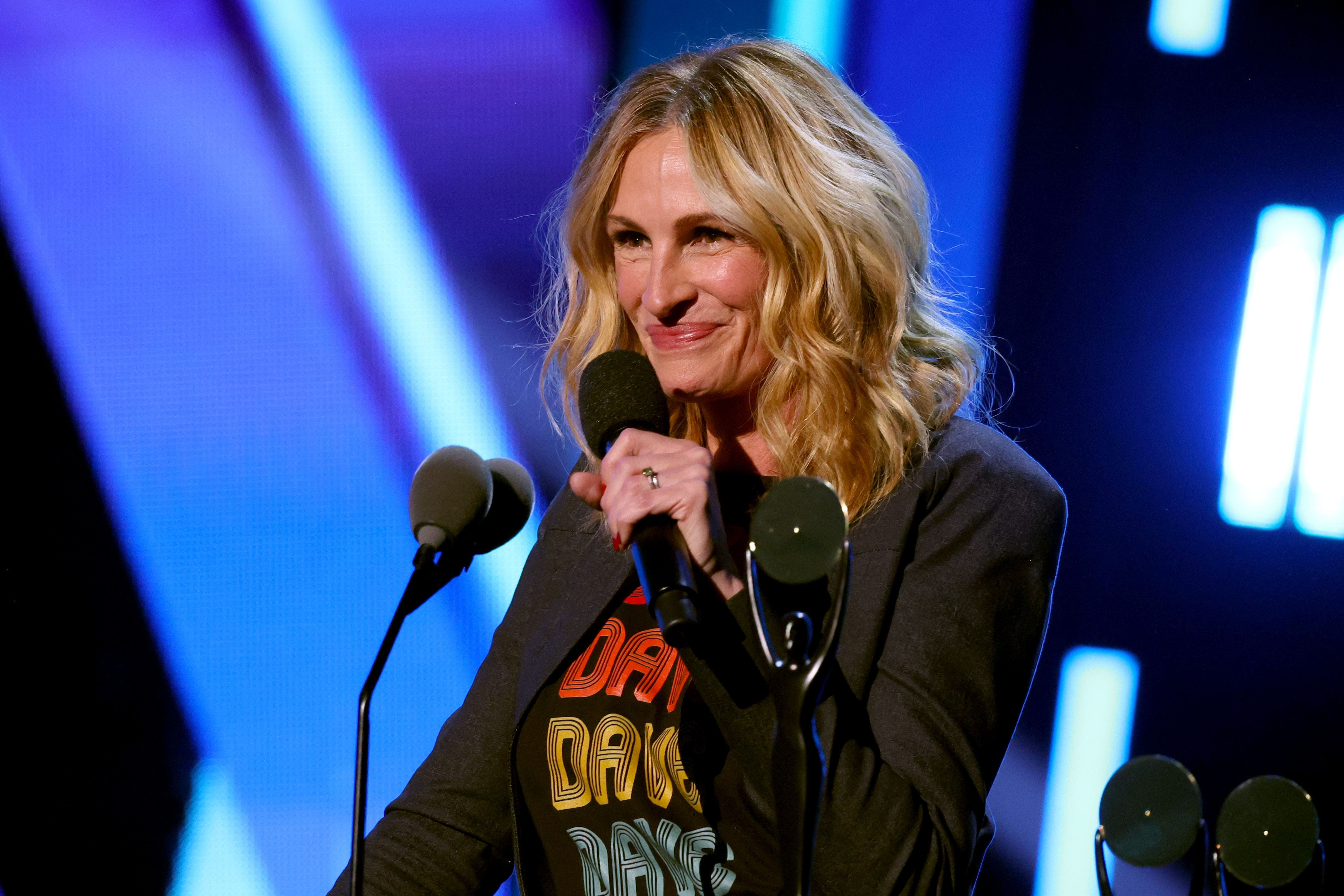 Julia Roberts attends the 2024 Rock & Roll Hall of Fame Induction Ceremony for the Dave Matthews Band on October 19, 2024 | Source: Getty Images