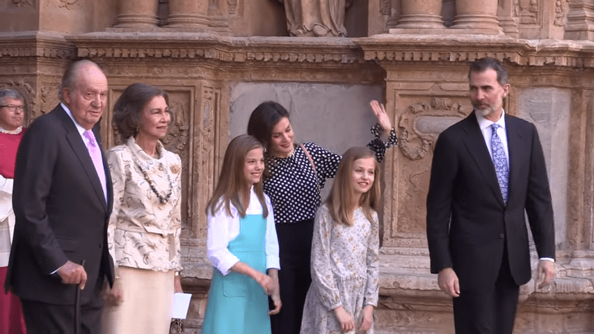 Los Reyes a la salida de la misa en Palma en abril de 2018. │Foto: YouTube / Revista Diez Minutos