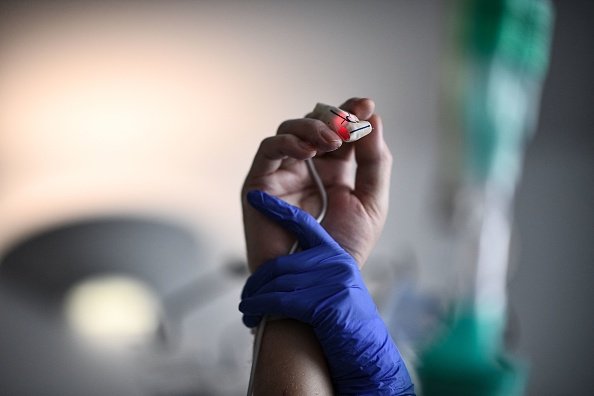 Une photo prise le 6 avril 2021 montre une sonde de prise de pouls sur un patient infecté par le Covid-19.| Photo : Getty Images