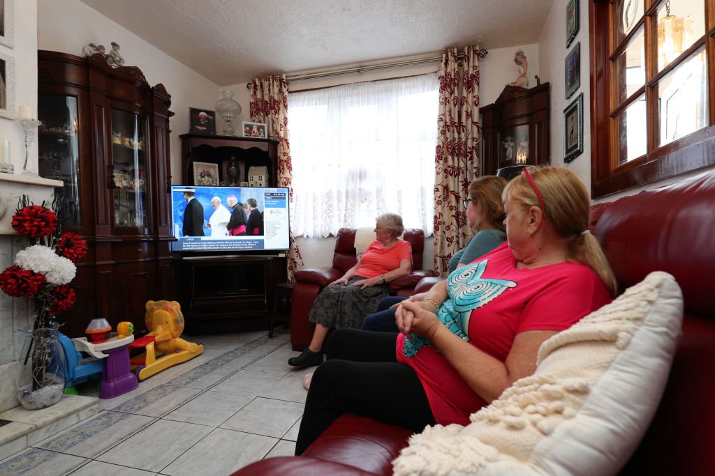 Une famille devant la télévision. ǀ Source : Getty Images