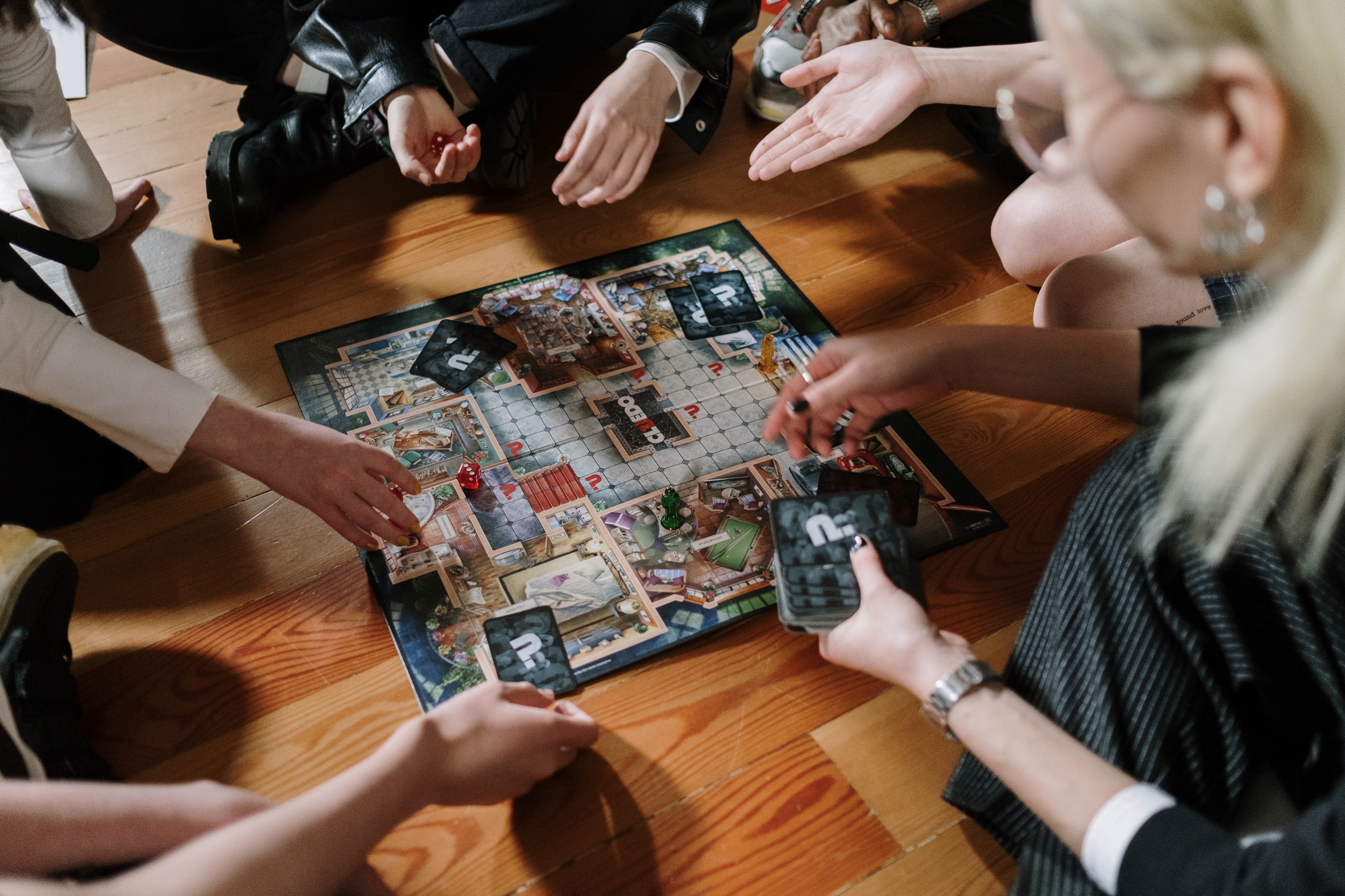 OP felt Stacy & his sister's boyfriend oddly behaved during the board game. | Source: Pexels