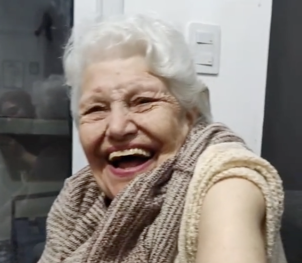 Guada Kelly in the TikTok video posted by her great-grandchildren in 2023 | Source: tiktok.com/@guada.kelly