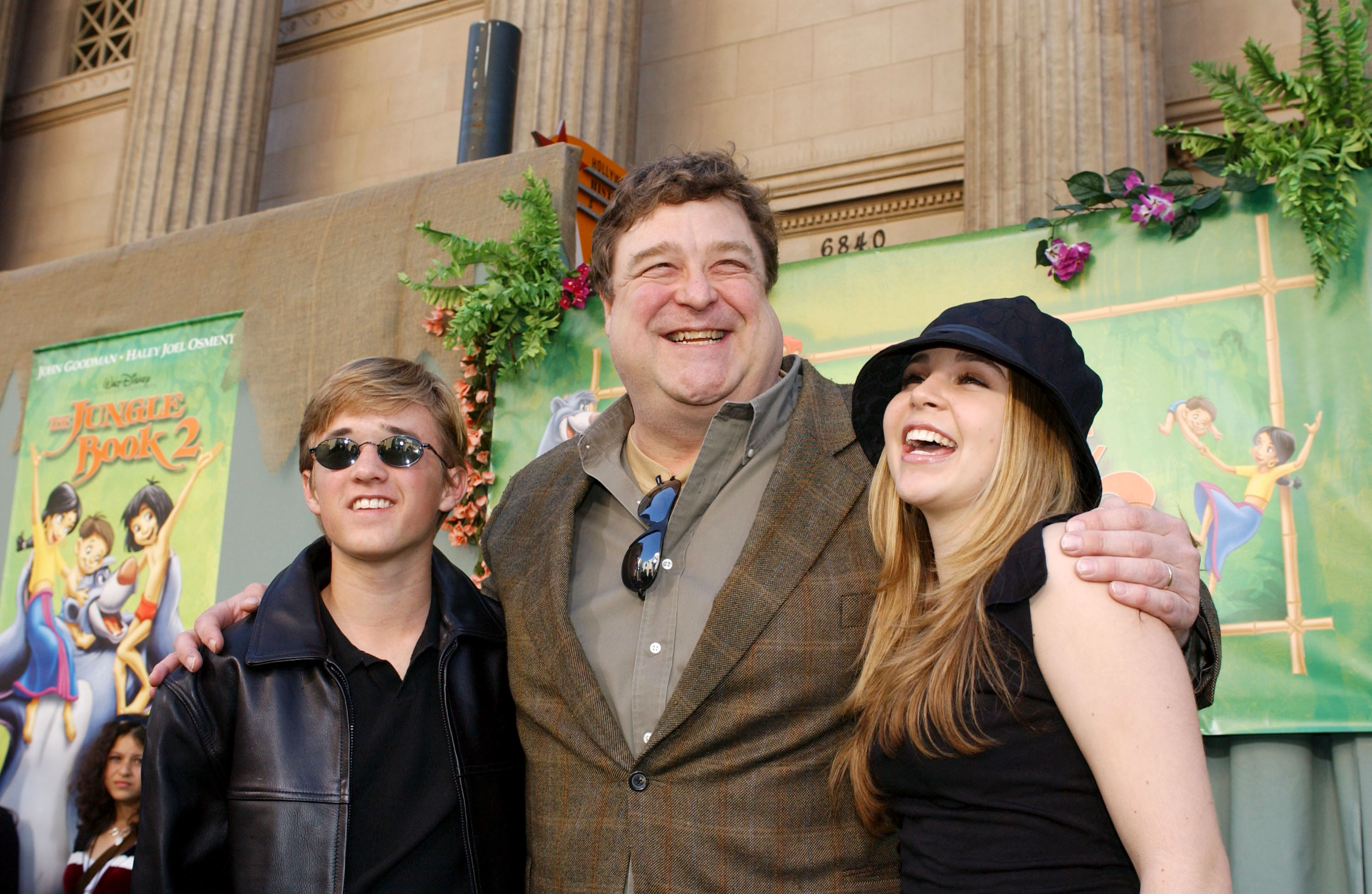Haley Osment, John Goodman and Mae Whitman at the premiere of "The Jungle Book 2,"  2003 | Source: Getty Images