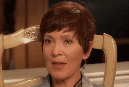 Linda Boone speaking in an interview. | Photo: YouTube/The 700 Club