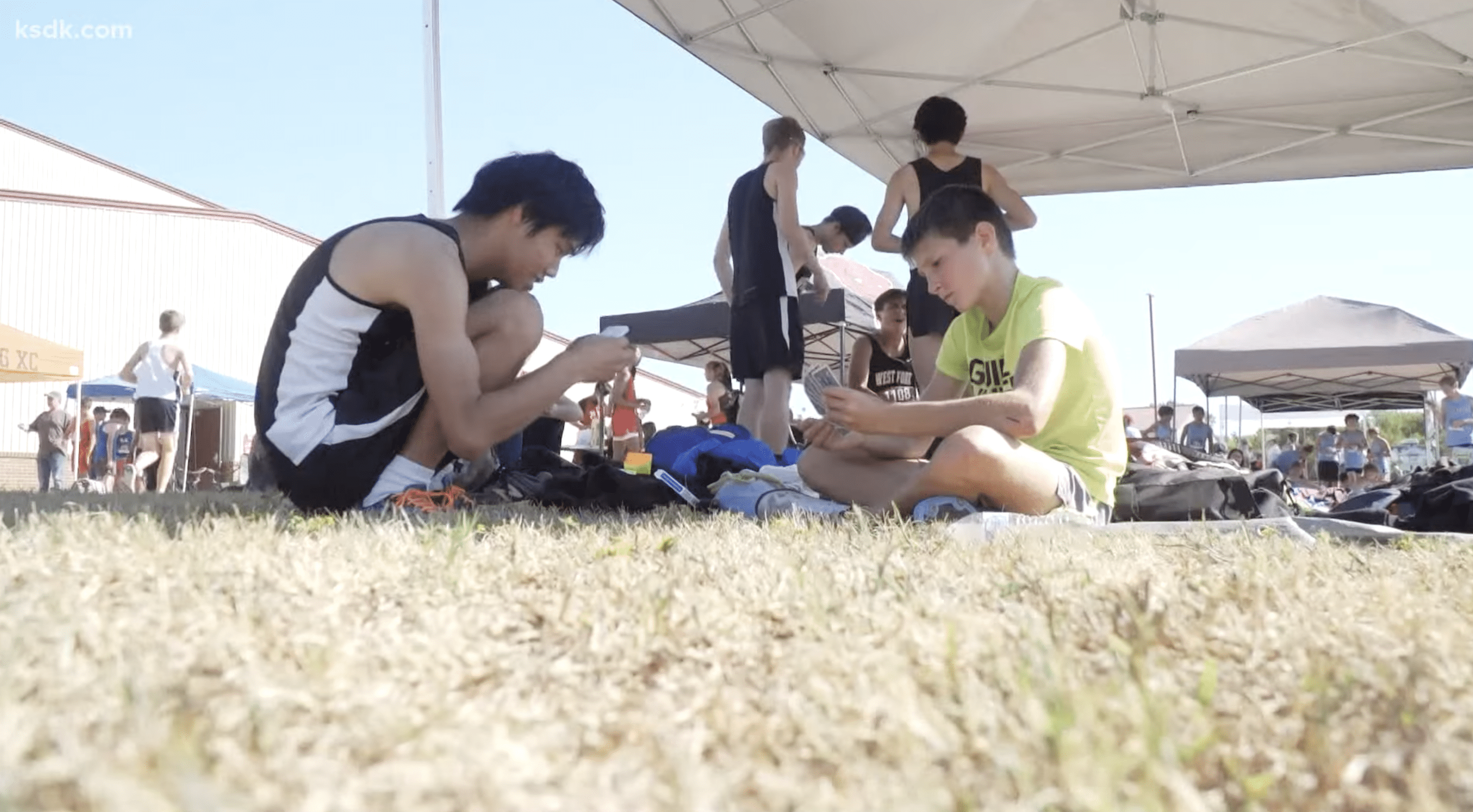 Paul and Rebel pictured playing cards. | Photo: YouTube.com/KSDK News