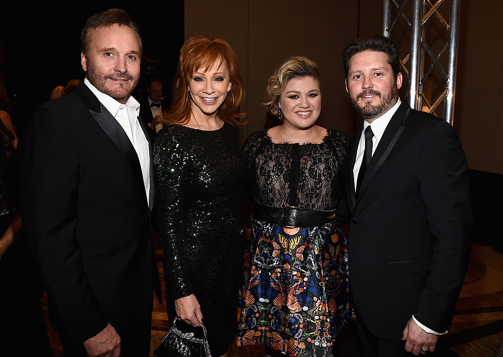 Narvel Blackstock, Reba McEntire, Kelly Clarkson, and Brandon Blackstock attend Muhammad Ali's Celebrity Fight Night XXI at the JW Marriott Phoenix Desert Ridge Resort & Spa on March 28, 2015, in Phoenix, Arizona. | Source: Getty Images