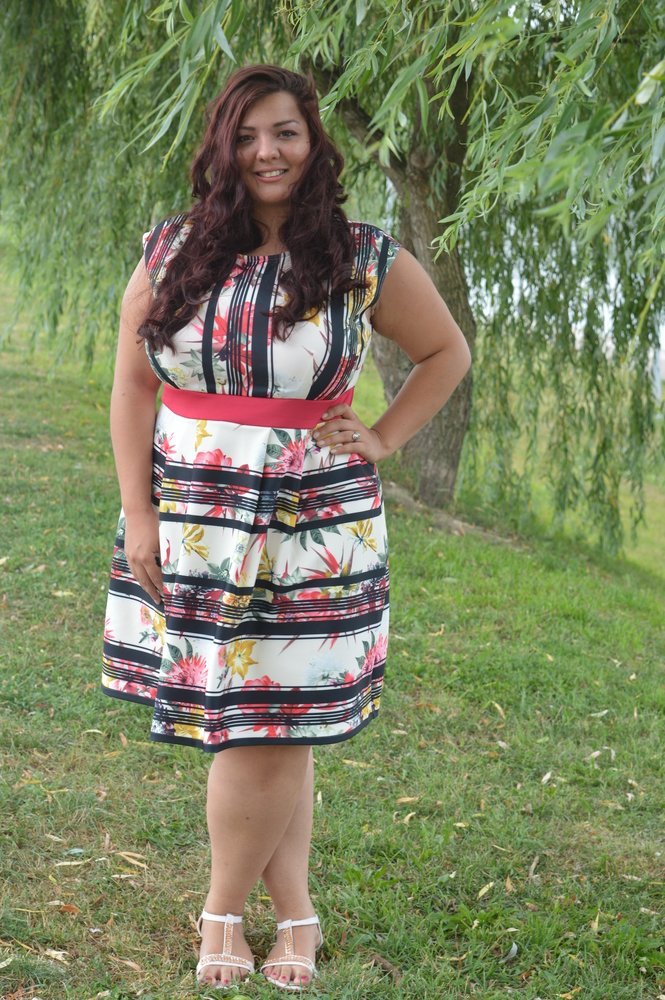 Chica de talla grande luciendo un vestido estampado en el parque. I Foto: Shutterstock.