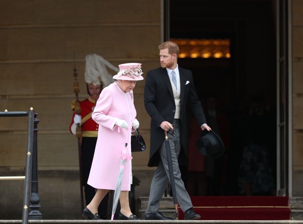 La Reine Elizabeth II et le Prince Harry, Duc du Sussex, assistent à la Royal Garden Party | Source : Getty Images La Reine Elizabeth II et le Prince Harry, Duc du Sussex, assistent à la Royal Garden Party | Source : Getty Images
