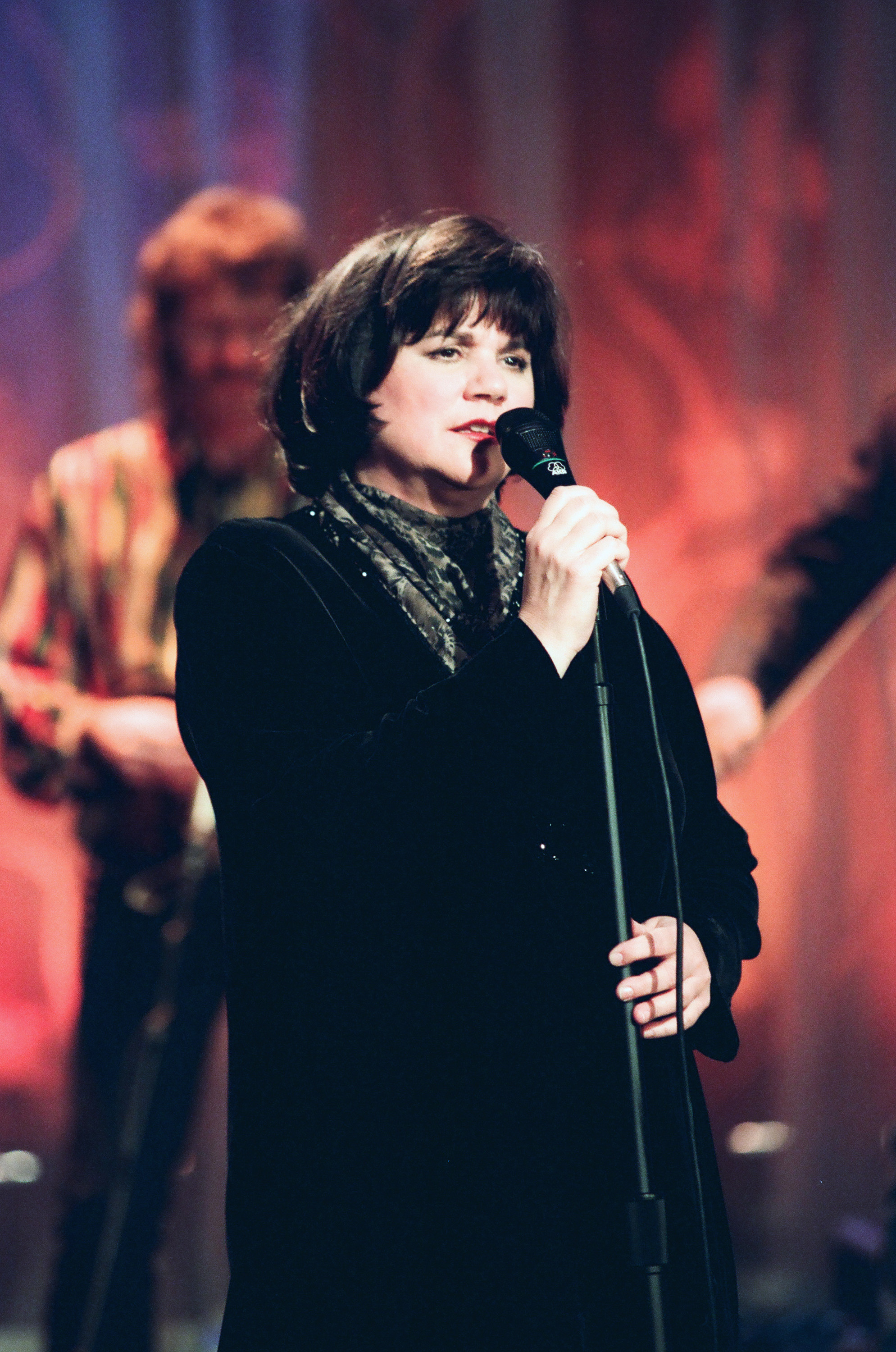 Linda Ronstadt performs on February 9, 1999, at "The Tonight Show With Jay Leno" - Season 7 | Source: Getty Images