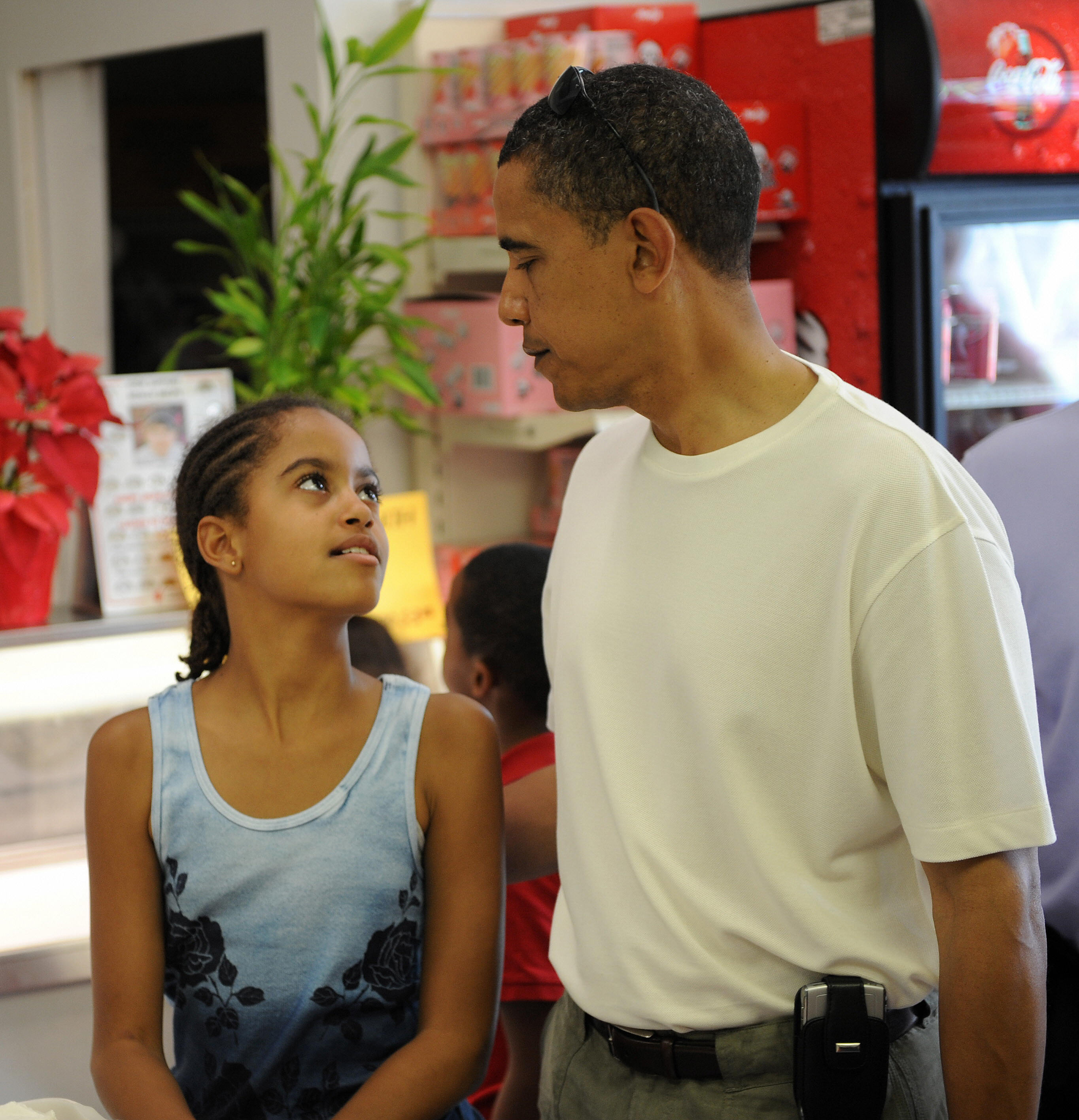 Malia and Barack Obama spotted out in Hawai'i Kai, Hawaii on December 26, 2008. | Source: Getty Images