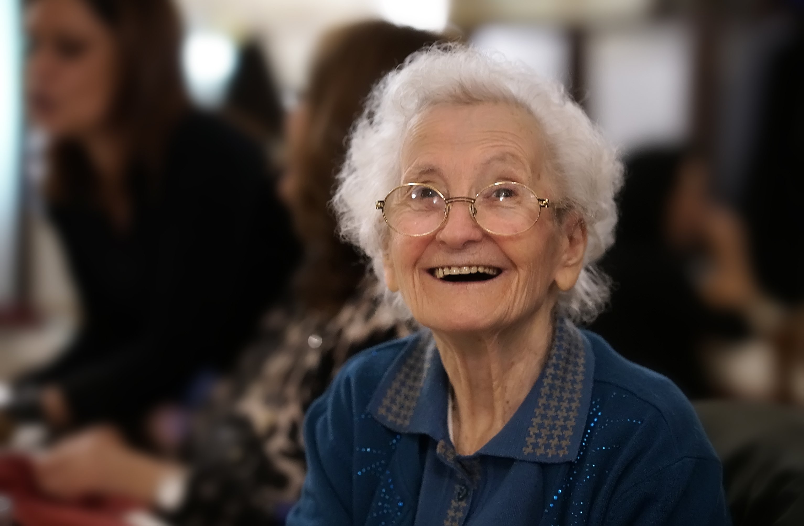 Portrait d'une vieille dame heureuse souriante | Photo : Shutterstock