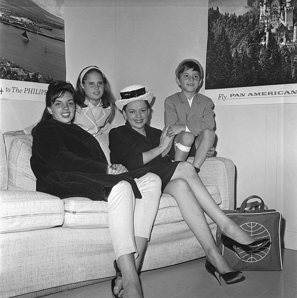Judy Garland mit ihren Kindern Liza Minnelli (16), Lorna Luft (9) und Joey Luft (7) | Quelle: Getty Images