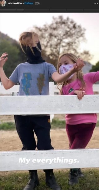 Oliver Wilde and Jason Sudeikis' childeren, Otis and Daisy, posing with their  masks on. | Photo: Instagram/oliviawilde