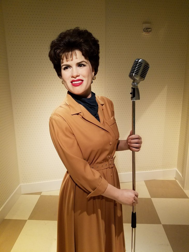 Patsy Cline posing in front of a mic | Source: Flickr