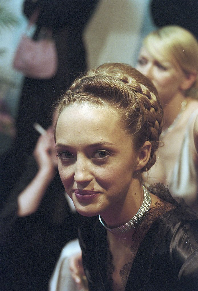Hélène DE FOUGEROLLES assistent le 55ème Festival de Cannes se déroule du 15 au 26 mai 2002. | Photo : Getty Images