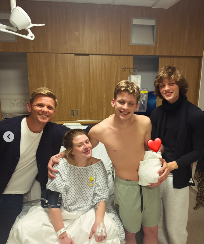 Jeff Brazier with his family | Source: Instagram/jeffbrazier