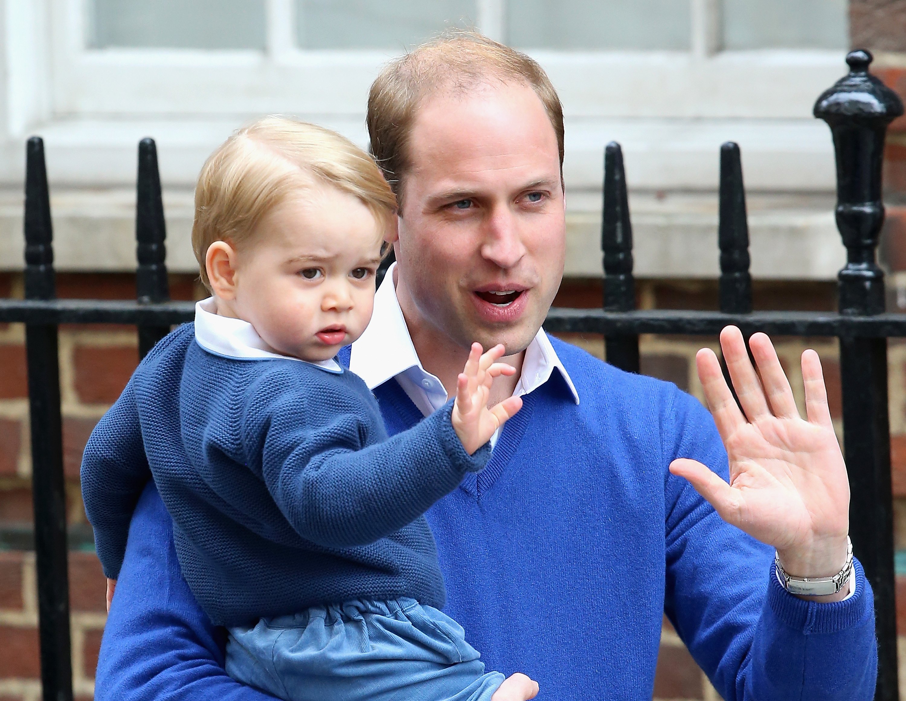Prince William and Prince George identically dresses as they arrive at St Mary's Hospital on May 2, 2015, in London, England. | Source: Getty Images.