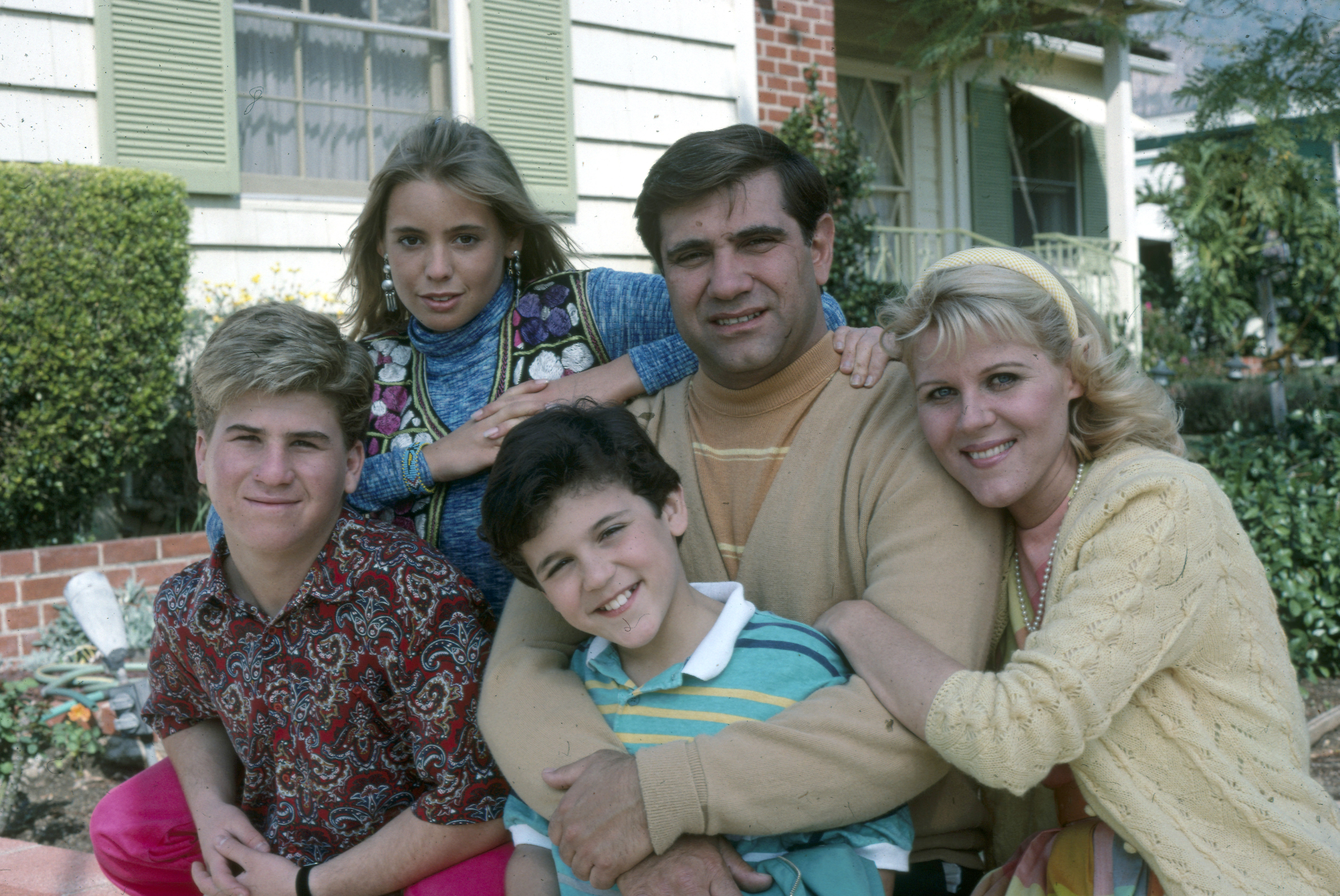 Jason Hervey, Olivia D'Abo, Fred Savage, Dan Lauria, and Alley Mills on season one of "The Wonder Years" on March 22, 1988 | Source: Getty Images