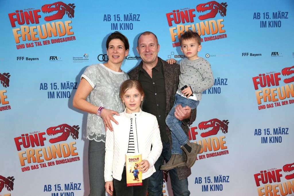Heino Ferch mit seiner Frau Marie-Jeanette Ferch und ihrem Sohn Gustav Theo Cian Ferch und seiner Tochter Ava Vittoria Mercedes Ferch während der Premiere von "Fünf Freunde und das Tal der Dinosaurier" am 4. März 2018 im Mathaeser Kino in München. (Foto von Gisela Schober) I Quelle: Getty Images