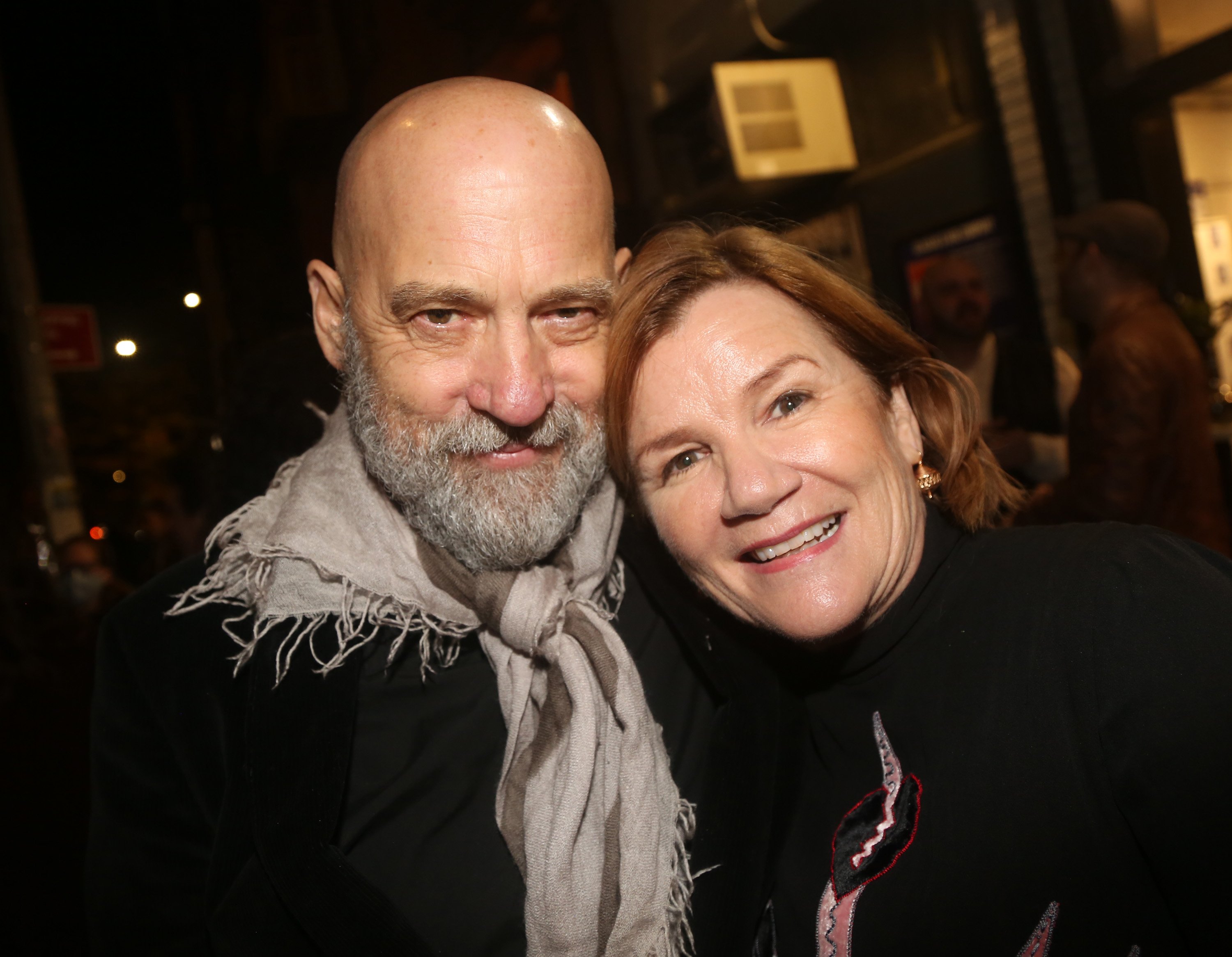 Anthony Edwards ve Mare Winningham, müzikalin açılış gecesinde poz veriyor. "Önemi Olmayan Bir Adam" 30 Ekim 2022'de New York City'de Classic Stage Company'de |  Kaynak: Getty Images
