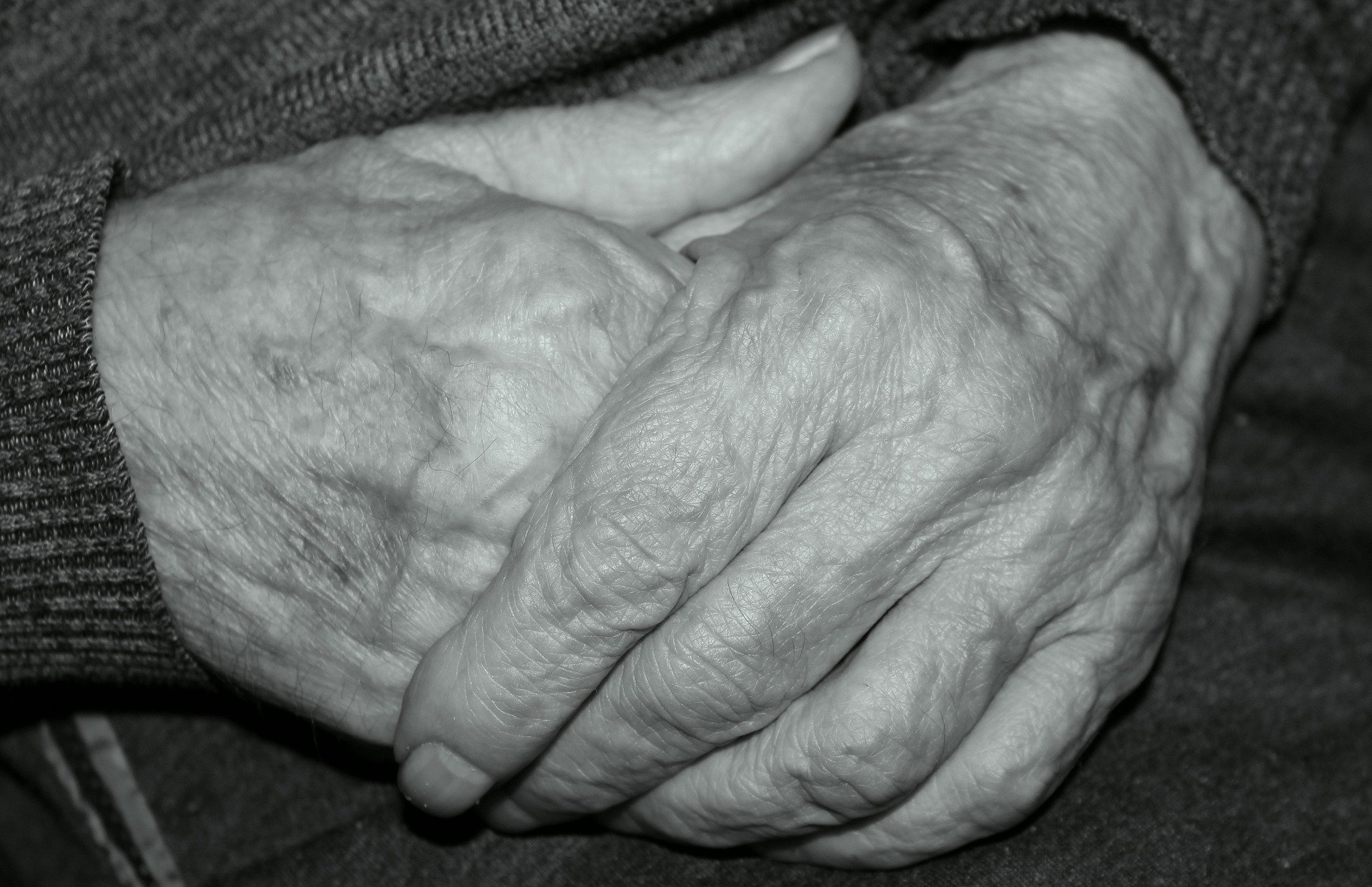 Main d'un vieil homme | Photo : Pixabay
