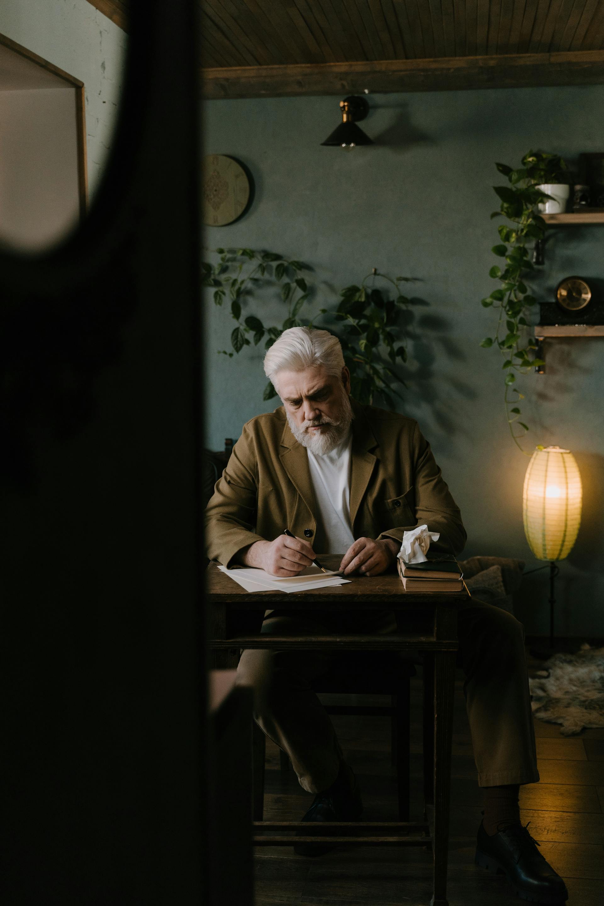 An elderly man writing a note | Source: Pexels