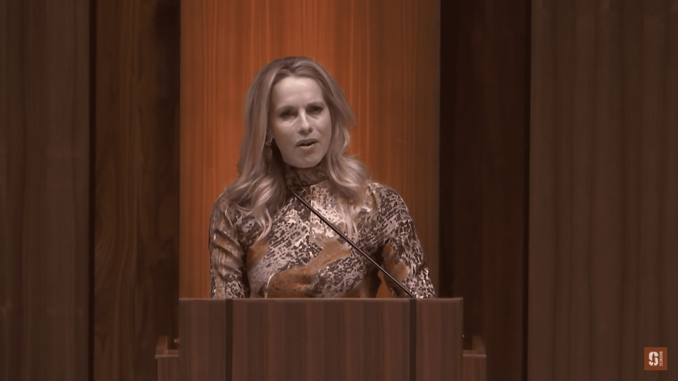 Laurene Powell accepting the Ernest C. Arbuckle Award in 2019 | Source: YouTube/ Stanford Graduate School of Business 
