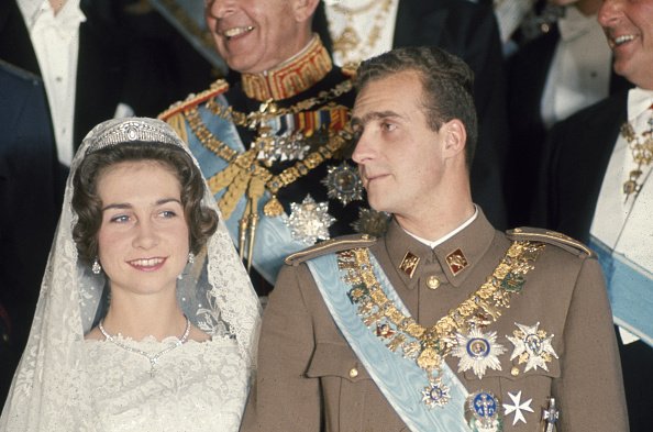 El príncipe Juan Carlos de España (más tarde Rey) y la princesa Sofía de Grecia y Dinamarca, durante su boda en Atenas, Grecia, el 14 de mayo de 1962. | Foto: Getty Images