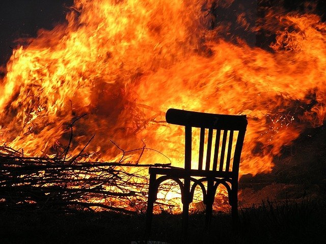 Fuego destruyendo una casa. | Foto: Pixabay