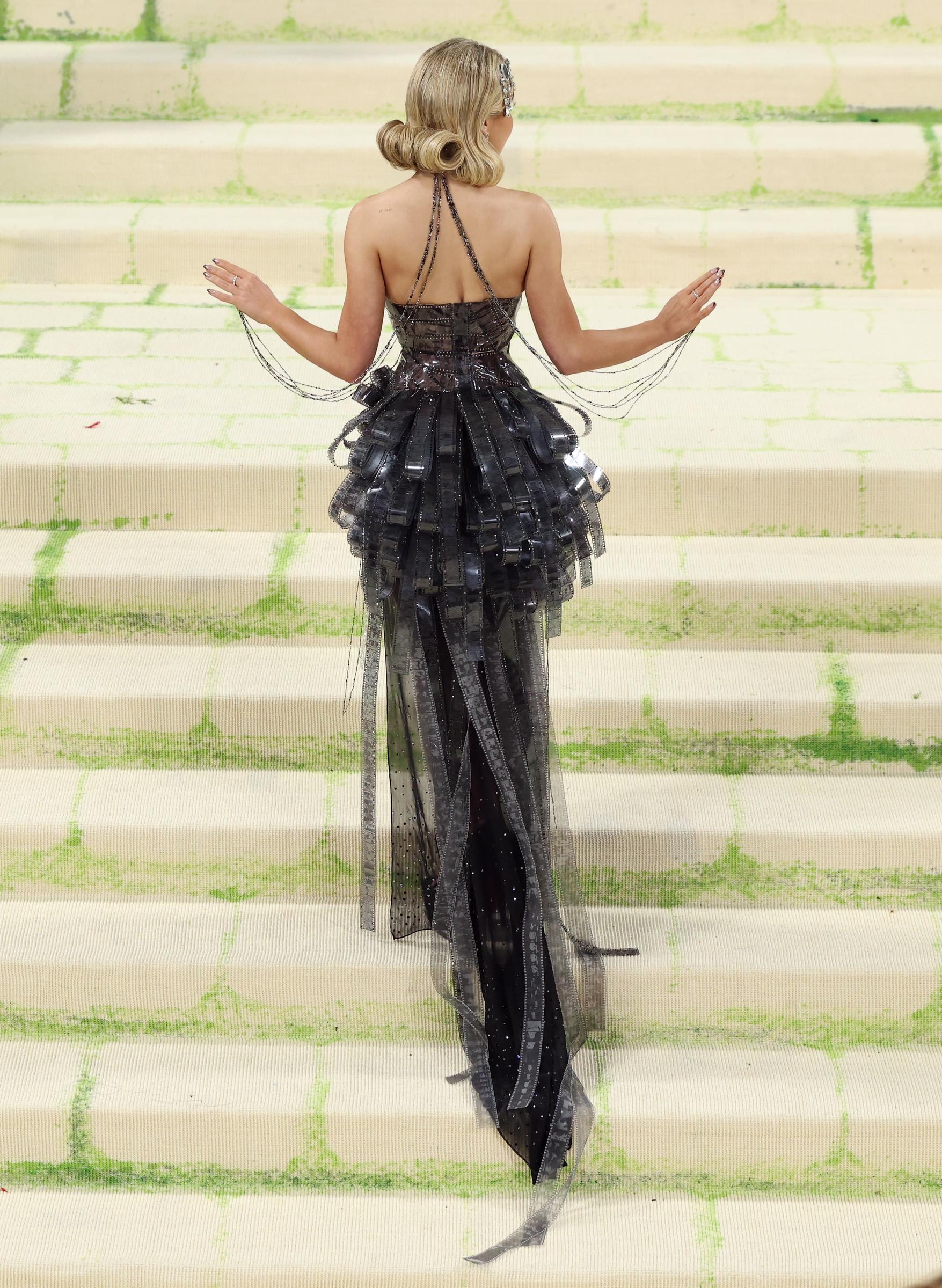 Sabrina Carpenter posing on the Met Gala steps. | Source: Getty Images