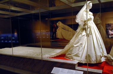 Princess DIana's wedding dress in exhibition at the the Putnam Museum & Science Center in in Davenport, Iowa |Source: The Putnam Museum & Science Center