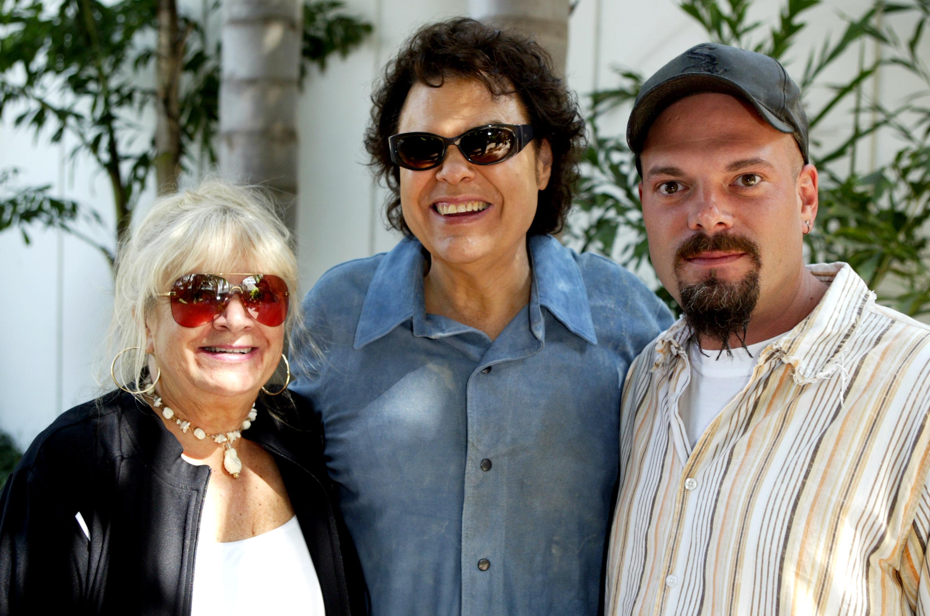 Ronnie Milsap and Joyce Reeves with their son Todd at the rehearsals for the Ray Charles tribute evening on September 29, 2004, in Beverly Hills, California. | Source: Getty Images