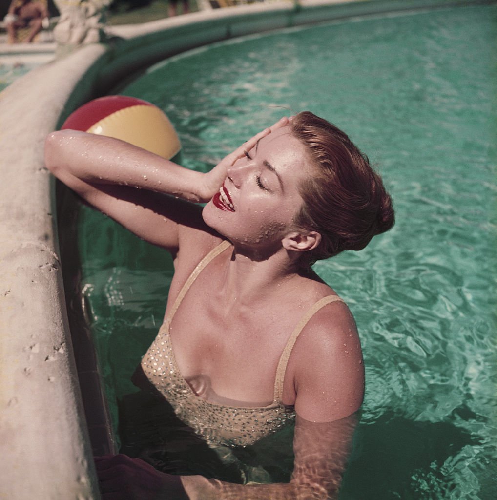 Esther Williams, actrice aquatique américaine et ancienne championne de natation, se détendant dans une piscine de Floride. | Photo : Getty Images