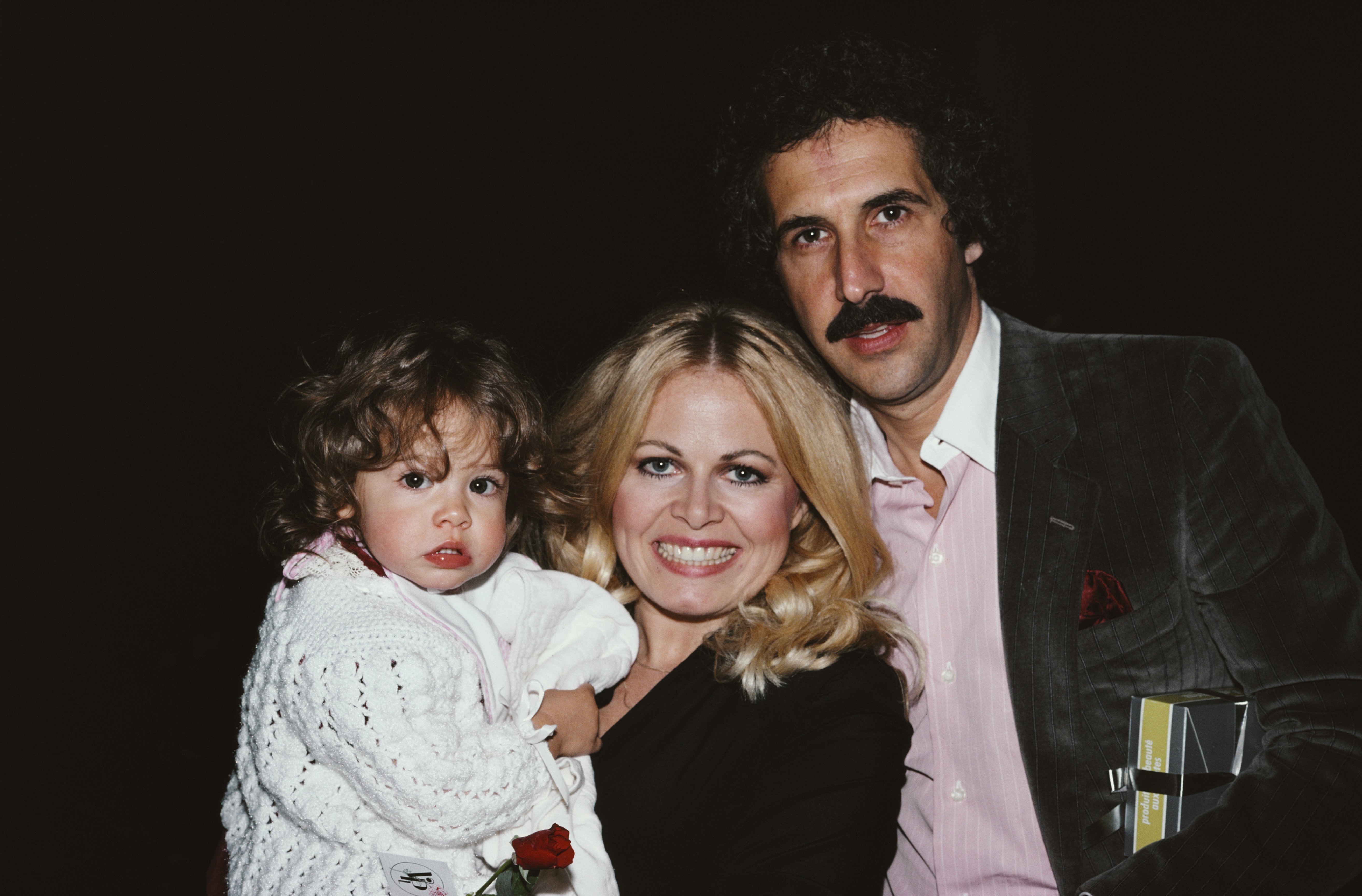 American actress Sally Struthers with her husband, psychiatrist William C Rader and their daughter Samantha, December 1980. | Source: Getty Images