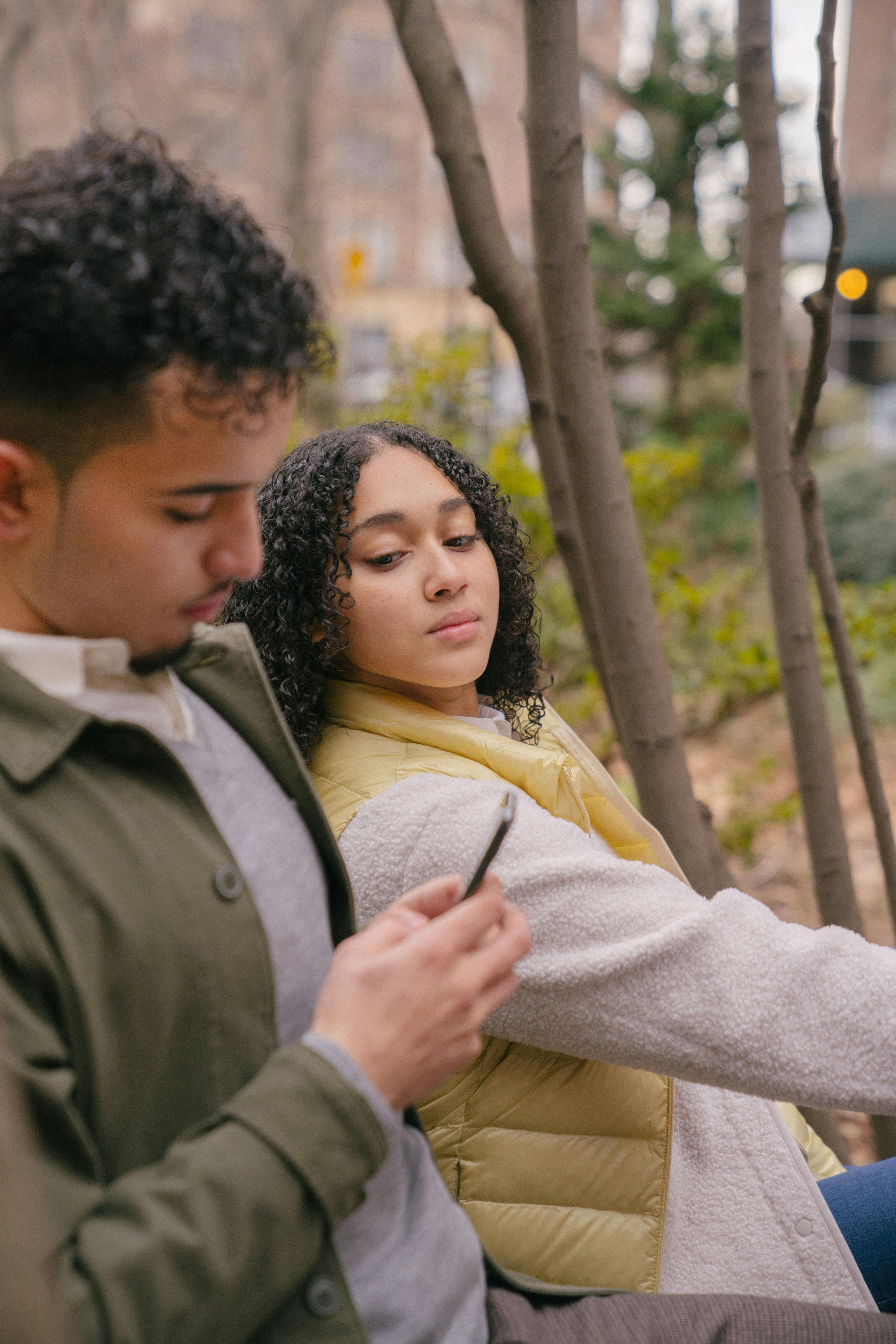 A man texting sneakily | Source: Pexels