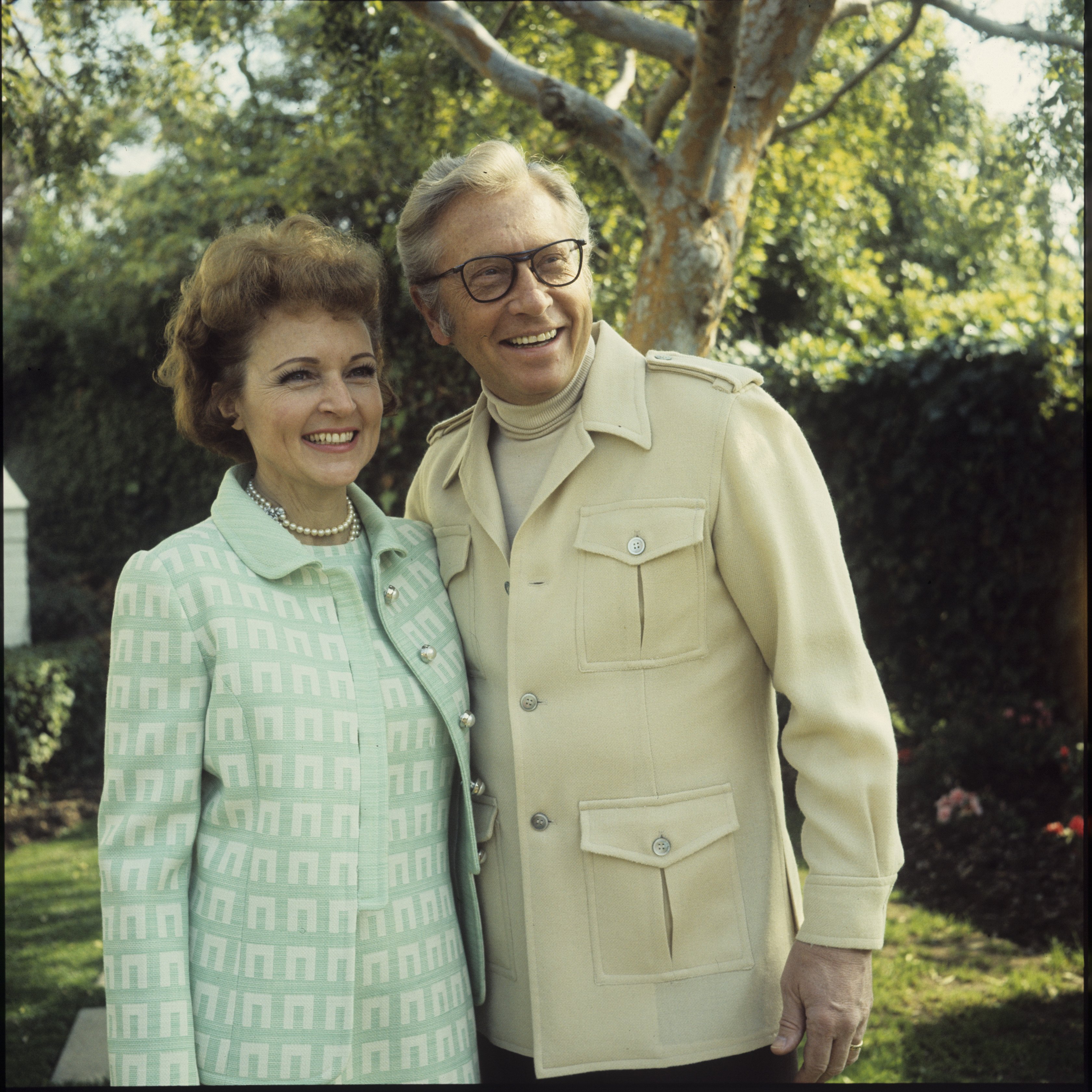 Pictured: Game show host Allen Ludden with his wife Betty White Ludden during a photoshoot at home layout for the "Password" on February 14, 1972 | Photo: Getty Images