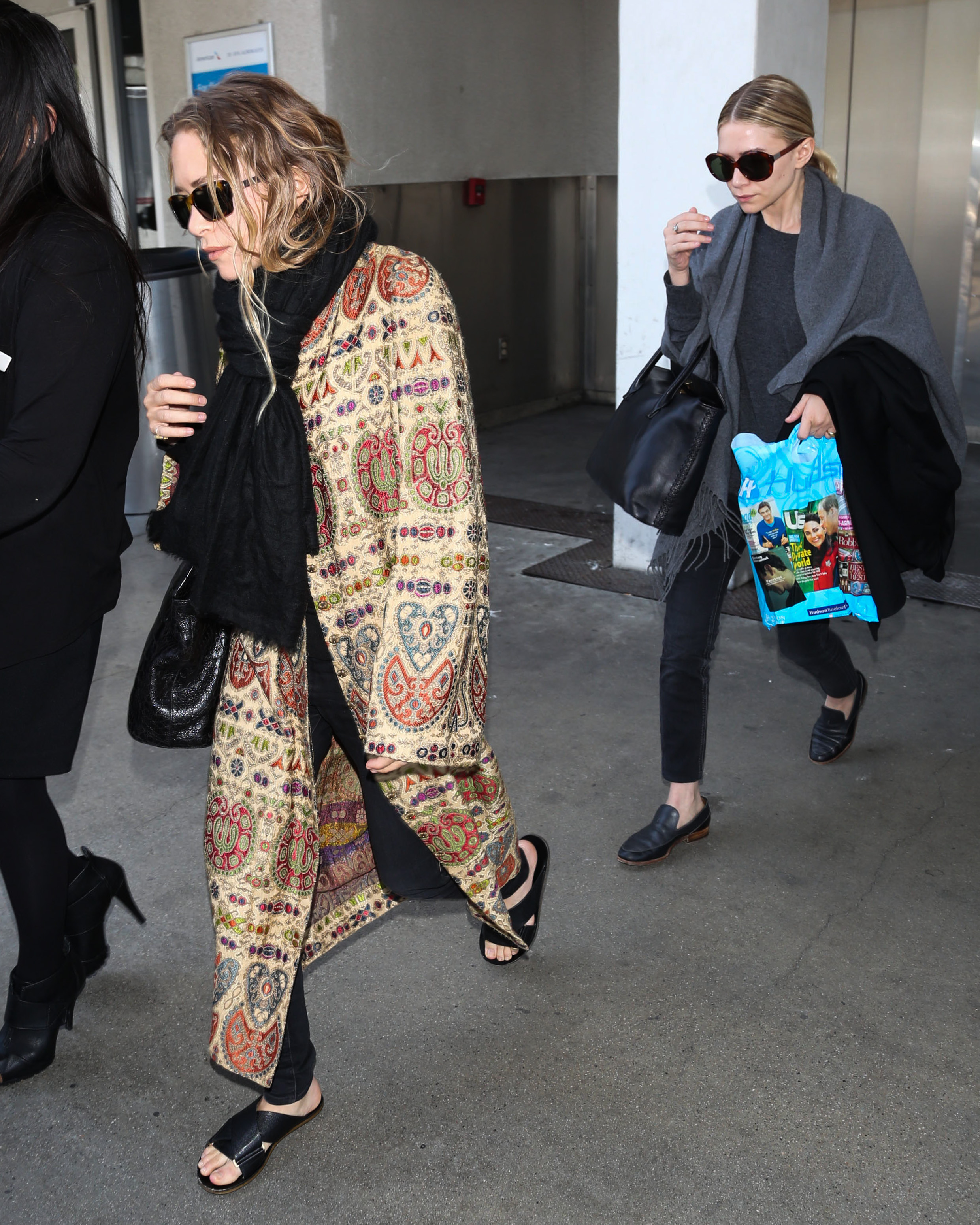 Mary-Kate und Ashley Olsen am LAX in Los Angeles gesichtet, 2014 | Quelle: Getty Images