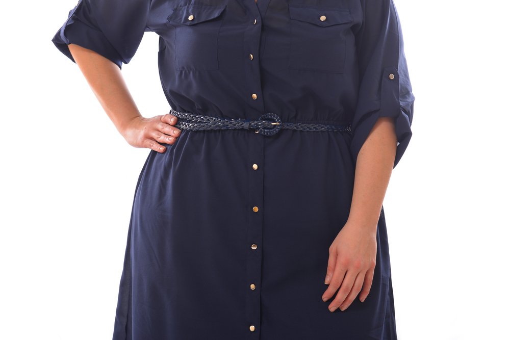 Mujer usando un vestido azul abotonado con cinturón. | Foto: Shutterstock