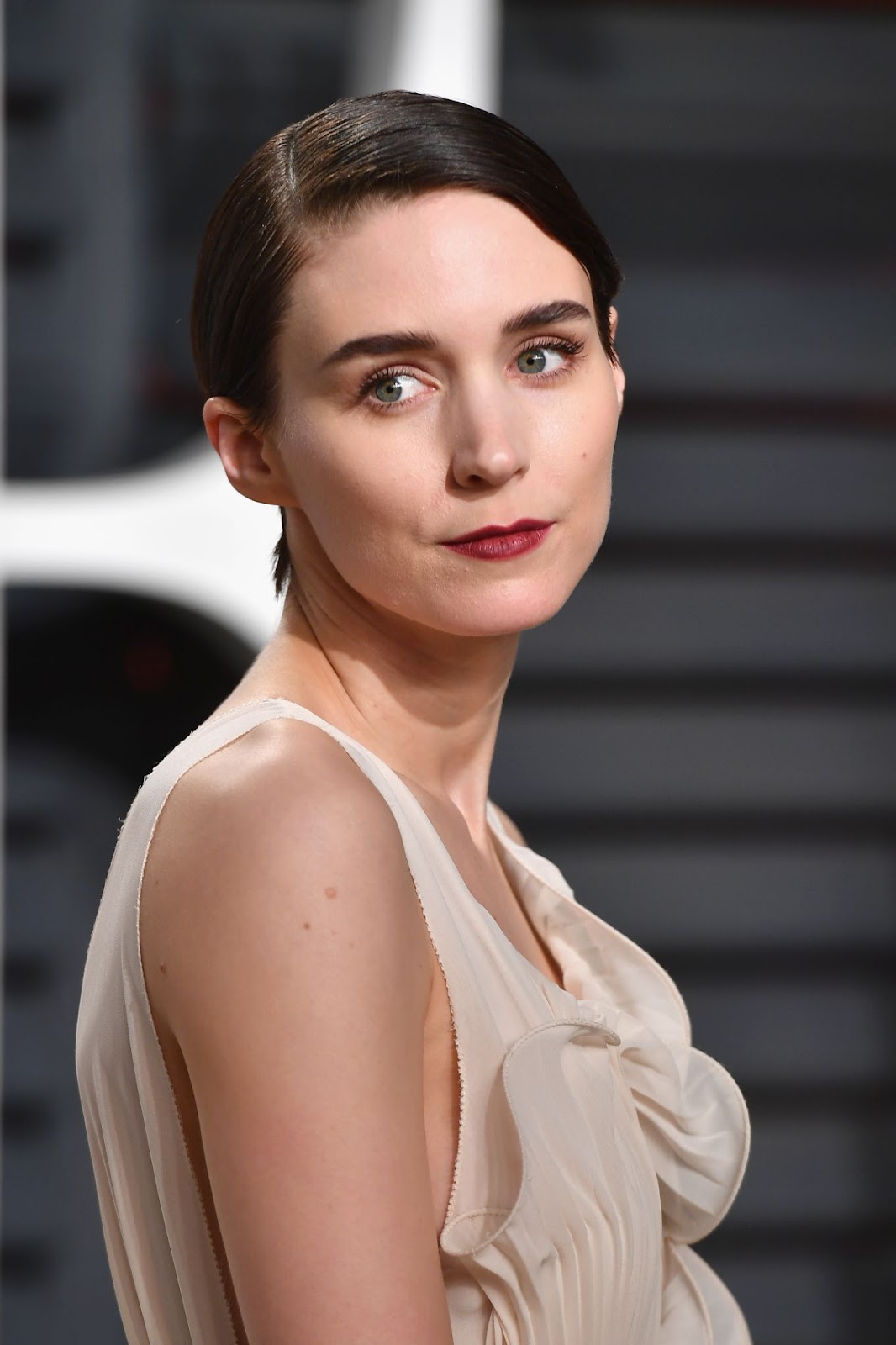 At the 2017 Vanity Fair Oscar Party, Rooney Mara celebrated her acclaimed career in independent cinema, known for taking on complex, challenging roles that showcase her depth as an actress. | Source: Getty Images