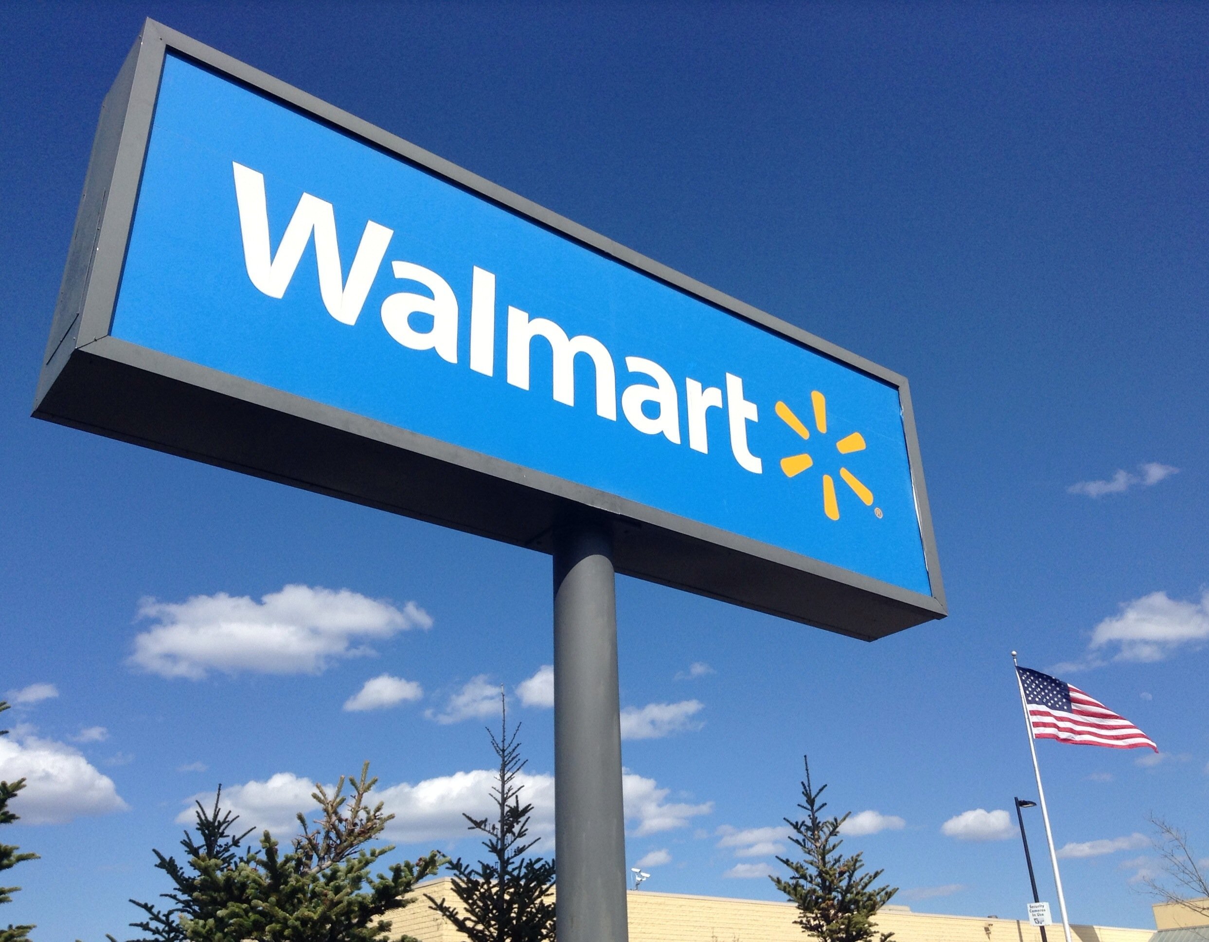 Walmart Store sign uploaded on April 24, 2014 Photo: Wikimedia
