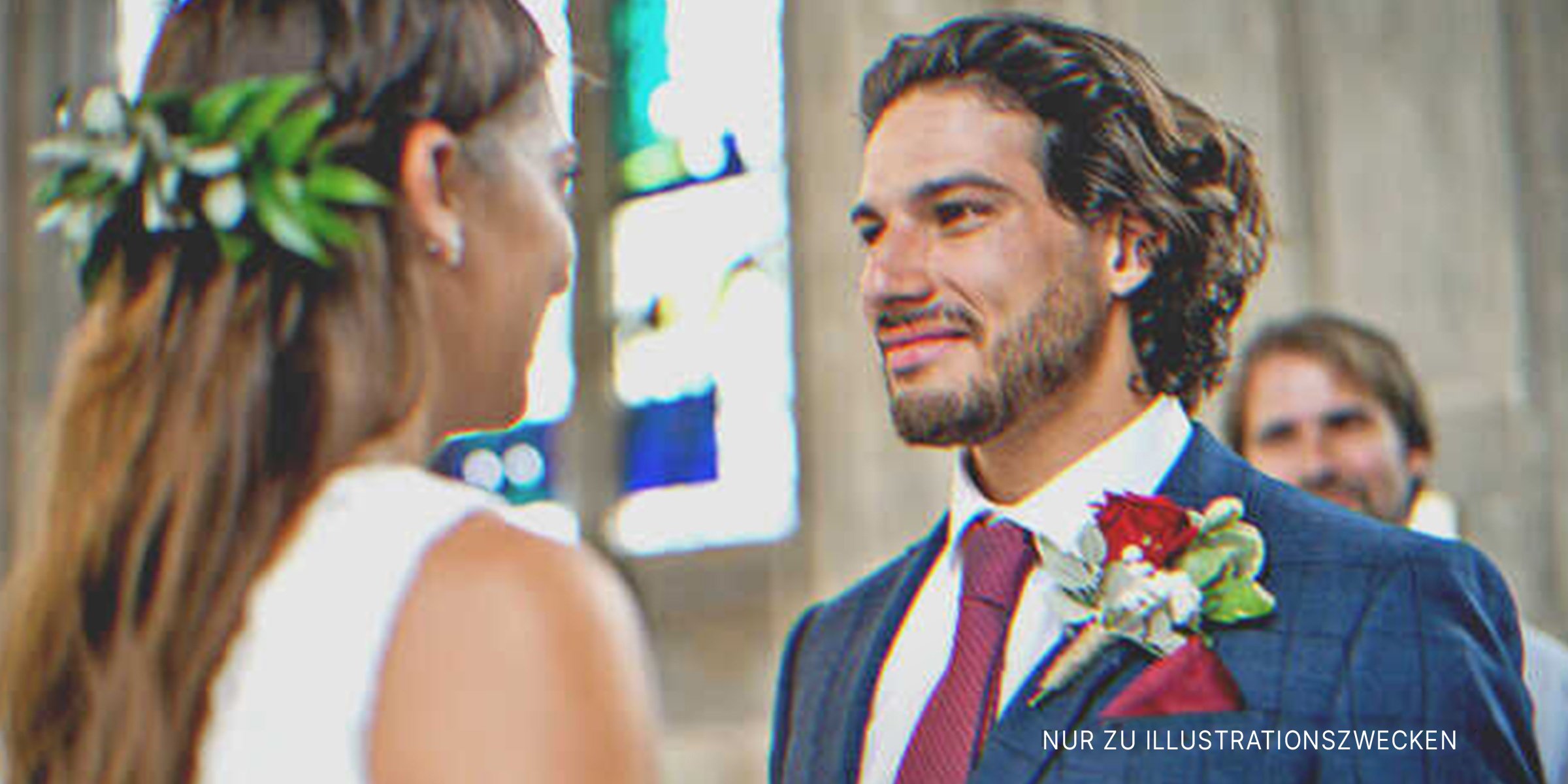 Braut und Bräutigam schauen einander an | Quelle: Shutterstock