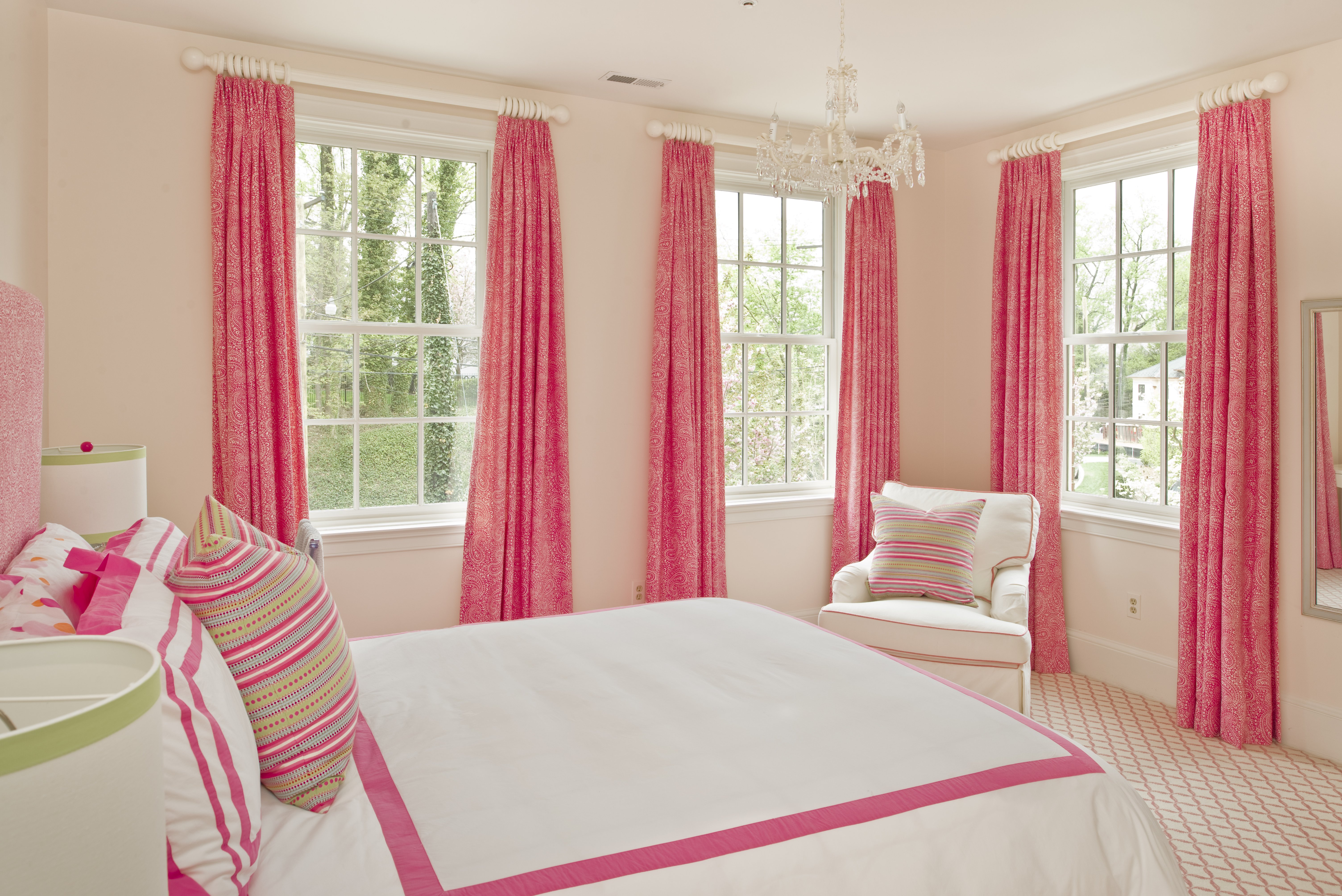 The couple's daughter's pink-and-green-themed bedroom with matching finishes. | Photo: Getty Images