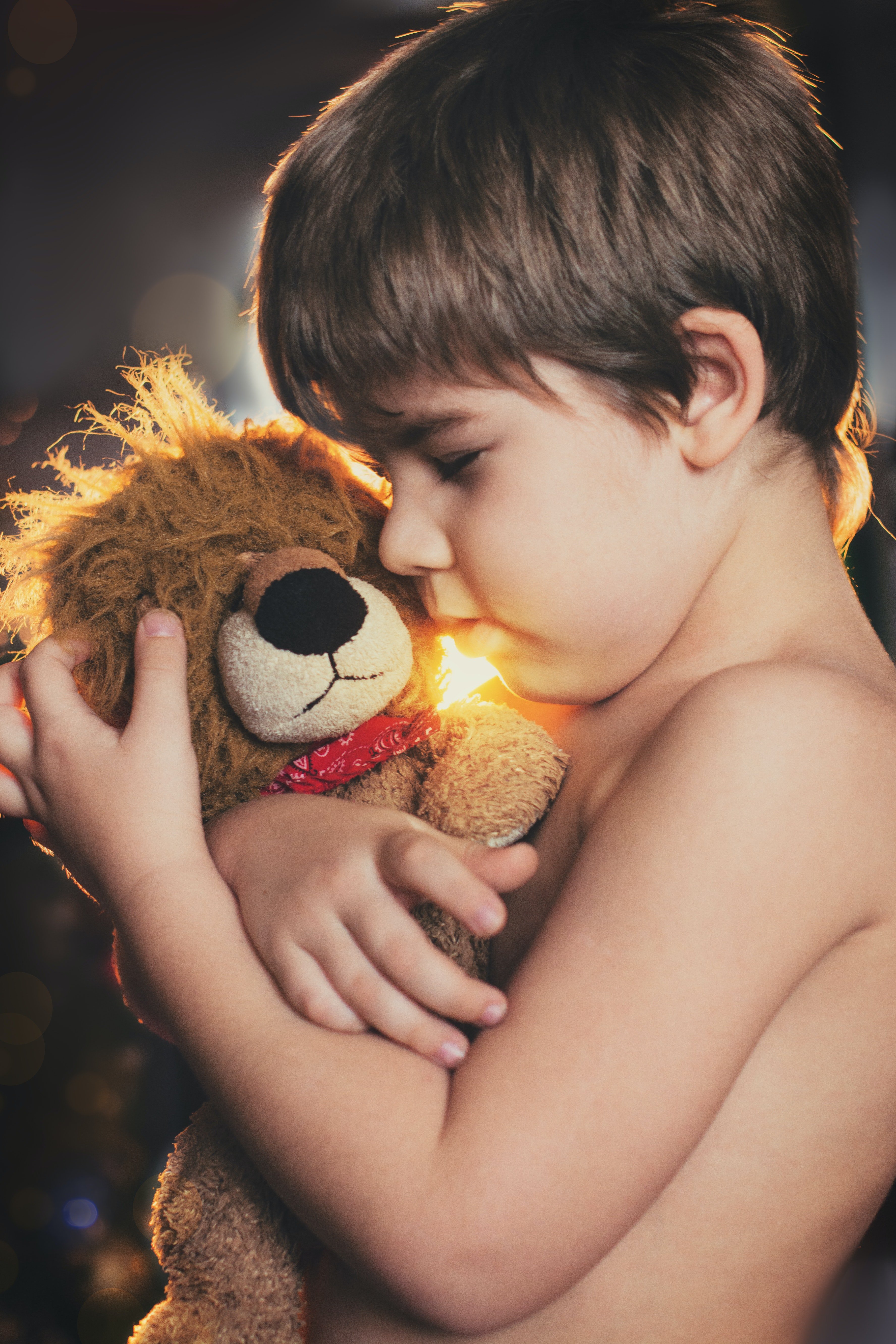 The little boy had with him a stuffed toy that kept his mother's picture. | Source: Pexels