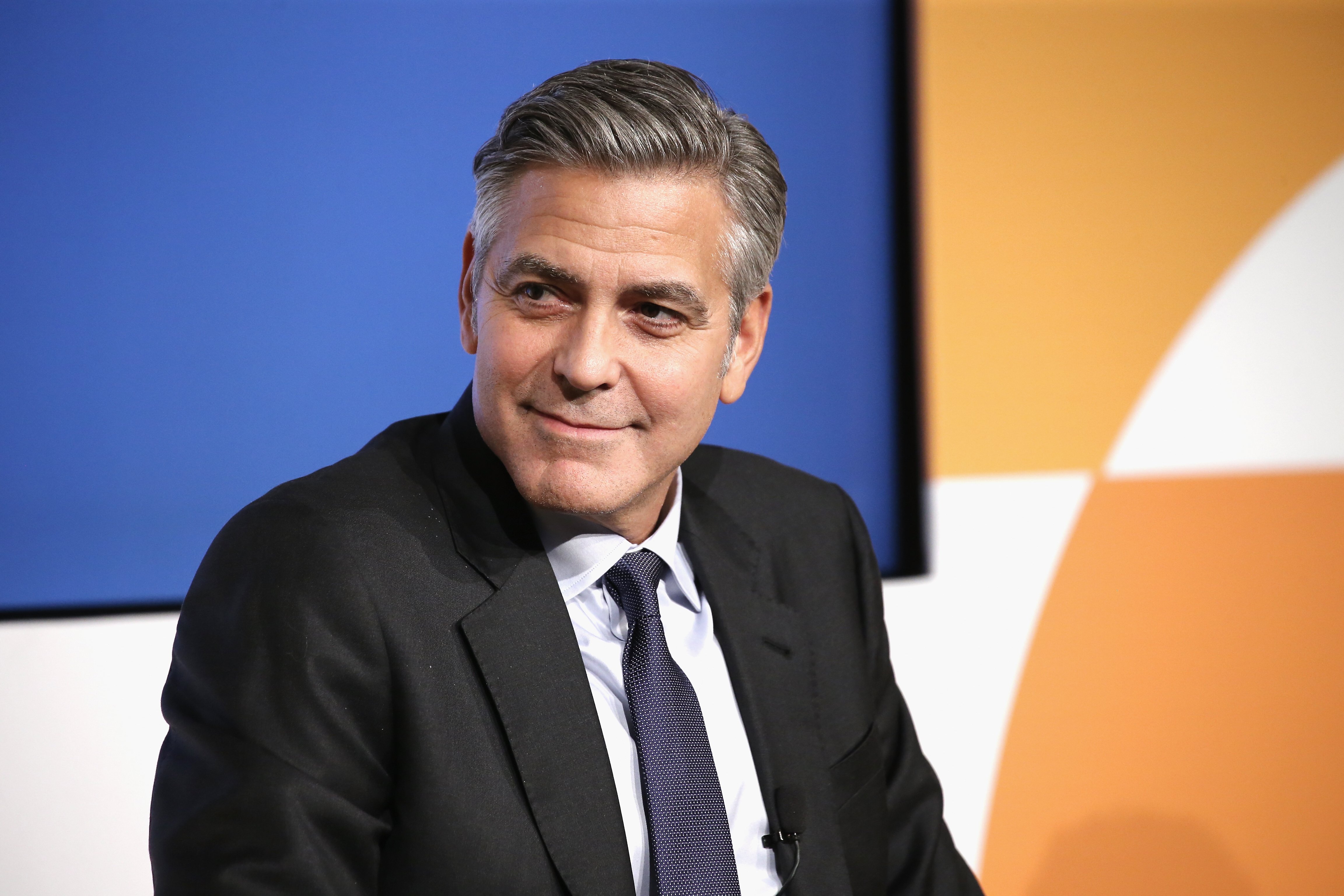 George Clooney auf der Bühne der 100-Lives-Initiative am 10. März 2015 in New York City | Quelle: Getty Images