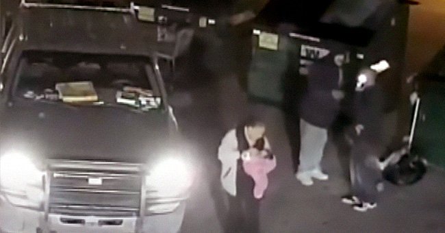 Grupo de desconocidos con el bebé hallado en el contenedor. | Foto: Youtube.com/InsideEdition
