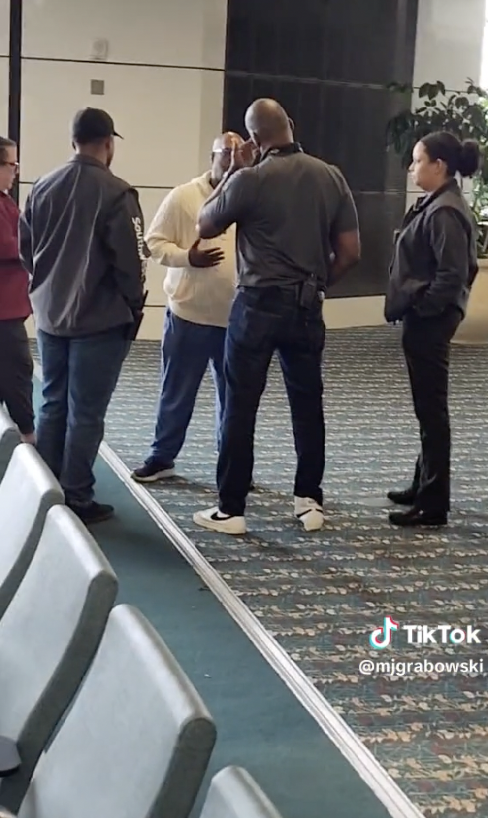 Der aufgebrachte Passagier wird von den Behörden des Flughafens Orlando und der Polizei angesprochen | Quelle: TikTok/mjgrabowski